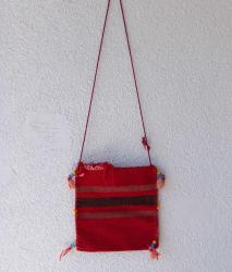 ESKİLERDEN EL DOKUMA KİLİM ÇANTA. AĞIZ KISMINDA BIRAZ YIRTIK MEVCUT.  ONUN DIŞINDA KONDİSYON YÜKSEK KOLEKSİYONLUK