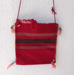 ESKİLERDEN EL DOKUMA KİLİM ÇANTA. AĞIZ KISMINDA BIRAZ YIRTIK MEVCUT.  ONUN DIŞINDA KONDİSYON YÜKSEK KOLEKSİYONLUK