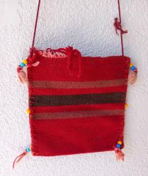 ESKİLERDEN EL DOKUMA KİLİM ÇANTA. AĞIZ KISMINDA BIRAZ YIRTIK MEVCUT.  ONUN DIŞINDA KONDİSYON YÜKSEK KOLEKSİYONLUK