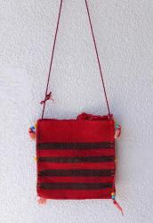 ESKİLERDEN EL DOKUMA KİLİM ÇANTA. AĞIZ KISMINDA BIRAZ YIRTIK MEVCUT.  ONUN DIŞINDA KONDİSYON YÜKSEK KOLEKSİYONLUK