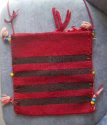 ESKİLERDEN EL DOKUMA KİLİM ÇANTA. AĞIZ KISMINDA BIRAZ YIRTIK MEVCUT.  ONUN DIŞINDA KONDİSYON YÜKSEK KOLEKSİYONLUK