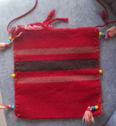 ESKİLERDEN EL DOKUMA KİLİM ÇANTA. AĞIZ KISMINDA BIRAZ YIRTIK MEVCUT.  ONUN DIŞINDA KONDİSYON YÜKSEK KOLEKSİYONLUK