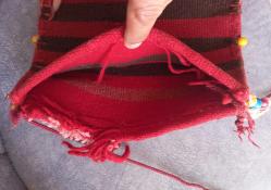 ESKİLERDEN EL DOKUMA KİLİM ÇANTA. AĞIZ KISMINDA BIRAZ YIRTIK MEVCUT.  ONUN DIŞINDA KONDİSYON YÜKSEK KOLEKSİYONLUK