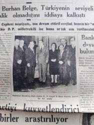 Cumhuriyet Gazetesi - 4 Şubat 1959 - Yazık Oldu Yazan Nadir Nadi Başmakale - Bütçe Encümeninde Demokrat Partililer Dün De Basına Hücum Ettiler - Başbakan Adnan Menderes Park Otelde Demokrat Parti Geçici İl İdare Kurulu Üyeleri İle Birarada Fotoğrafı - Türkiye'de Bulunan Amerikalılar 4 Yılda 252 Suç İşlediler - Üsküdar Sahili İle Kızkulesi Arasında Sur Temelleri Üzerinde Kurulacak 20 Metrelik Atatürk Anıtı - Fatin Rüştü Zorlu Dün Yunan Elçisi İle Görüştü - Sinemasında Biletlerine Yüzde 50 70 Zam Oldu - Şahane Klüpte Çıkan Hadise - Dünyanın İlk Korsan Kruvazörü Gazi Hamidiyenin Şanlı Maceraları Derleyen Cemaleddin Saraçoğlu Yazı Dizisi - Milli Türk Talebe Birliği Kongresi Yeni Bir Çıkmaza Girdi - Uluç Ali Yazan Halikarnas Balıkçısı Yazı Dizisi - Yahya Kemal'in Sandıkları Mühürlendi - Partiye Kaydolma Yazan Burhan Felek Köşe Yazısı - Hula Hoop Yarışması Yapıldı - Radar İceberglere Karşı Giriştiği Mücadeleyi Kaybetti - İstanbul Belediyesi Şehir Tiyatroları Dram Kısmında Köprüden Görünüş