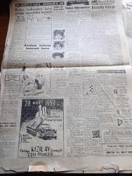 Cumhuriyet Gazetesi - 4 Şubat 1959 - Yazık Oldu Yazan Nadir Nadi Başmakale - Bütçe Encümeninde Demokrat Partililer Dün De Basına Hücum Ettiler - Başbakan Adnan Menderes Park Otelde Demokrat Parti Geçici İl İdare Kurulu Üyeleri İle Birarada Fotoğrafı - Türkiye'de Bulunan Amerikalılar 4 Yılda 252 Suç İşlediler - Üsküdar Sahili İle Kızkulesi Arasında Sur Temelleri Üzerinde Kurulacak 20 Metrelik Atatürk Anıtı - Fatin Rüştü Zorlu Dün Yunan Elçisi İle Görüştü - Sinemasında Biletlerine Yüzde 50 70 Zam Oldu - Şahane Klüpte Çıkan Hadise - Dünyanın İlk Korsan Kruvazörü Gazi Hamidiyenin Şanlı Maceraları Derleyen Cemaleddin Saraçoğlu Yazı Dizisi - Milli Türk Talebe Birliği Kongresi Yeni Bir Çıkmaza Girdi - Uluç Ali Yazan Halikarnas Balıkçısı Yazı Dizisi - Yahya Kemal'in Sandıkları Mühürlendi - Partiye Kaydolma Yazan Burhan Felek Köşe Yazısı - Hula Hoop Yarışması Yapıldı - Radar İceberglere Karşı Giriştiği Mücadeleyi Kaybetti - İstanbul Belediyesi Şehir Tiyatroları Dram Kısmında Köprüden Görünüş