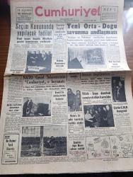 Cumhuriyet Gazetesi - 15 Şubat 1954 - Seçim Kanununda Yapılacak Tadilat - NATO Genel Sekreteri Lamal İsmay'ın Cumhuriyet'e Beyanatı - Suriye Hayal Peşinde Resmi Ağızlar Hala Hatay'da Bahsediyor - Türkiye ve Pakistan Yeni Ortadoğu Savunma Anlaşması - Celal Bayar San Francisco'yu Ziyaret Esnasında Meşhur Bir Tabloyu Tetkik Ederken Fotoğrafı - Türk İran Dostluk Cemiyeti Kuruldu - Beşiktaş Beyoğluspor'u 2 0 Yendi Fotoğraf - İnce Memed Yazan Yaşar Kemal Yazı Dizisi - Sanat Bahisleri Yazan Bedri Rahmi Eyüboğlu - Artist Ava Gardner Kaza Atlattı - Milletlerarası Genç Takımlar Futbol Turnuvasının Kurası Çekildi - Pahalılık Bahsi Yazan Burhan Felek Köşe Yazısı - Perihan Sözeri Tepebaşı Gazinosunda - İstanbul Ankara Radyosu Programı - Öp Beni Filmi Melek Sinemasında - Resimli Roman Liman Cinayeti Yazan George Simenon - Lion Mağazası Beyoğlu - Orion Radyoları - Caterpillar Traktör - Fenerbahçe 4 Beykoz 1