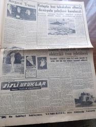 Cumhuriyet Gazetesi - 9 Mayıs 1955 - Kiralar Yazan Feridun Ergin Başmakale - Dün Demokrat Parti Kongrelerinde Bazı Hadiseler Oldu Fotoğraf -  Başvekil Adnan Menderes Bugün Yurda Dönüyor - Belgrad'da Tito'nun Başvekil Adnan Menderes Şerefine Verdiği Ziyafet Fotoğrafı - Makarios Tehditler Savuruyor - Ankara'da Anneler Günü Kutlanırken Fotoğrafı - Almanya NATO'ya Bugün Resmen Dahil Oluyor - Dün Floryada Denize Girenler Görüldü - Pazartesi Konuşmaları Yazan Bedri Rahmi Eyüboğlu - Hacı Kurye Yazanlar Nihal Karamağaralı Ve Va Nü Yazı Dizisi - Schiller Hatıra Madalyaları - Elektrikli Trenler Yakında Geliyor - Rus Savunma Bakanı Mareşal Zukof Amerikan Siyasetini Tenkit Ediyor - Bulanır Mı Bulanmaz Mı Yazan Burhan Felek Köşe Yazısı - Adalet Beşiktaş'ı 2 0 Mağlup Etti - Bisiklet Teşvik Yarışı - Bir Gecenin Aşkı Filmi Sümer Sinemasında - Beynelmilel Portreler Margaret Truman - İstanbul Zonguldak Arasında Elektrikli Tren İşletilecek - İstanbul Opereti Kiralar Serbest Olursa - Shell - Star Kamyon