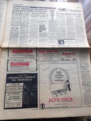 Cumhuriyet Gazetesi - 27 Haziran 1966 - Hangi Tarafta Yazan Ecvet Güresin Başmakale - ERE Partisi Lideri Kannelopulos'un Cumhuriyet'e Demeci -- Dini Siyasete Alet Eden Adalet Partili Partiden İhraç Edilecek - Suriyelilerin Mallarına El Konulacağı Açıklandı - Süleyman Demirel Yozgat'ta - Türk Memurları Dikkat Yazan İlhan Selçuk - Cumhurbaşkanı Cevdet Sunay İkinci Yurt Gezisine 15 Temmuzda Çıkacak - Göztepe'nin Rakibi Bologna - Haftanın Panaroması Yazan Mehmet Barlas - Devlet Tiyatrosunda Kral Oidipus - İstanbul Radyosunda Spor Semineri Bugün - Stewart Amerika Vietnamda Haklı Dedi - Küçük Balerinler Fotoğrafı - 40 Yıl Önce 27 Haziran 1927 Tarihli Cumhuriyetten Haber - İtalya Futbol Şampiyonu Inter - Rıfat Çalışkan Marmara Bisiklet Turunda Neden Birinci Olamadı - Türkiye İşçi Partisi Genel Başkanı Mehmet Ali Aybar Gezisi - Türkiye Baltrap Şampiyonluğunu İstanbul Kazandı - XVI Spor Hekimliği Dünya Kongresinden Yazan Dr. Raşit Serdengeçti
