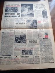 Cumhuriyet Gazetesi - 27 Haziran 1966 - Hangi Tarafta Yazan Ecvet Güresin Başmakale - ERE Partisi Lideri Kannelopulos'un Cumhuriyet'e Demeci -- Dini Siyasete Alet Eden Adalet Partili Partiden İhraç Edilecek - Suriyelilerin Mallarına El Konulacağı Açıklandı - Süleyman Demirel Yozgat'ta - Türk Memurları Dikkat Yazan İlhan Selçuk - Cumhurbaşkanı Cevdet Sunay İkinci Yurt Gezisine 15 Temmuzda Çıkacak - Göztepe'nin Rakibi Bologna - Haftanın Panaroması Yazan Mehmet Barlas - Devlet Tiyatrosunda Kral Oidipus - İstanbul Radyosunda Spor Semineri Bugün - Stewart Amerika Vietnamda Haklı Dedi - Küçük Balerinler Fotoğrafı - 40 Yıl Önce 27 Haziran 1927 Tarihli Cumhuriyetten Haber - İtalya Futbol Şampiyonu Inter - Rıfat Çalışkan Marmara Bisiklet Turunda Neden Birinci Olamadı - Türkiye İşçi Partisi Genel Başkanı Mehmet Ali Aybar Gezisi - Türkiye Baltrap Şampiyonluğunu İstanbul Kazandı - XVI Spor Hekimliği Dünya Kongresinden Yazan Dr. Raşit Serdengeçti