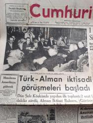 Cumhuriyet Gazetesi - 19 Ağustos 1959 -  Türk Alman İktisadi Görüşmeleri  Şale Köşkünde Başladı Fotoğraf -  Başbakan Adnan Menderes Amerikaya Gidecek - 1 Lokomotif Ve 3 Vagon Sirkecide Denize Uçtu - Yüksek Askeri Şuranın Toplantısı - Ortadirek Yazan Yaşar Kemal Yazı Dizisi - Siyah Beyaz Kavgası New York'u Sarıyor - Amerika'da Şiddetli Bir Deprem Oldu - Uluç Ali Yazan Halikarnas Balıkçısı Yazı Dizisi - Köy Enstitelerine Dair Bir Amerikalının Görüşü -Film Yıldızı Rosalind Russell İyi Ki Çok Genç Evlenmedim Diyor - İstanbul Ankara Radyosu Programı - Rus Başbakanı Hrutçef De Gaulle İle Buluşmak İstiyor - Kalamış Yüzme Kupası Müsabakalarında Sevgi Duru Ve Münevver Tarım Rekor Kırdı - Galatasaraylı Suat Mamat Avrupa'dan Hasta Olarak Döndü - Tenisçi Alman Scholl İtalyan Pietrangeli'yi  Eledi - Alman İsar Su Perileri Yüzme Takımı Son Antrenmanını Yaptı - İsveç Albin Deniz Motorları - Modaspor'un Deniz Bayramı Cuma Günü - İstanbul Kulüplerarası Boks Şampiyonası 26 Ağustos'ta