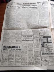 Cumhuriyet Gazetesi - 19 Ağustos 1959 -  Türk Alman İktisadi Görüşmeleri  Şale Köşkünde Başladı Fotoğraf -  Başbakan Adnan Menderes Amerikaya Gidecek - 1 Lokomotif Ve 3 Vagon Sirkecide Denize Uçtu - Yüksek Askeri Şuranın Toplantısı - Ortadirek Yazan Yaşar Kemal Yazı Dizisi - Siyah Beyaz Kavgası New York'u Sarıyor - Amerika'da Şiddetli Bir Deprem Oldu - Uluç Ali Yazan Halikarnas Balıkçısı Yazı Dizisi - Köy Enstitelerine Dair Bir Amerikalının Görüşü -Film Yıldızı Rosalind Russell İyi Ki Çok Genç Evlenmedim Diyor - İstanbul Ankara Radyosu Programı - Rus Başbakanı Hrutçef De Gaulle İle Buluşmak İstiyor - Kalamış Yüzme Kupası Müsabakalarında Sevgi Duru Ve Münevver Tarım Rekor Kırdı - Galatasaraylı Suat Mamat Avrupa'dan Hasta Olarak Döndü - Tenisçi Alman Scholl İtalyan Pietrangeli'yi  Eledi - Alman İsar Su Perileri Yüzme Takımı Son Antrenmanını Yaptı - İsveç Albin Deniz Motorları - Modaspor'un Deniz Bayramı Cuma Günü - İstanbul Kulüplerarası Boks Şampiyonası 26 Ağustos'ta