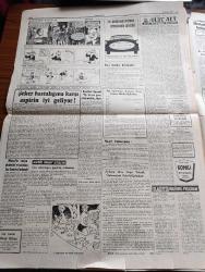 Cumhuriyet Gazetesi - 19 Ağustos 1959 -  Türk Alman İktisadi Görüşmeleri  Şale Köşkünde Başladı Fotoğraf -  Başbakan Adnan Menderes Amerikaya Gidecek - 1 Lokomotif Ve 3 Vagon Sirkecide Denize Uçtu - Yüksek Askeri Şuranın Toplantısı - Ortadirek Yazan Yaşar Kemal Yazı Dizisi - Siyah Beyaz Kavgası New York'u Sarıyor - Amerika'da Şiddetli Bir Deprem Oldu - Uluç Ali Yazan Halikarnas Balıkçısı Yazı Dizisi - Köy Enstitelerine Dair Bir Amerikalının Görüşü -Film Yıldızı Rosalind Russell İyi Ki Çok Genç Evlenmedim Diyor - İstanbul Ankara Radyosu Programı - Rus Başbakanı Hrutçef De Gaulle İle Buluşmak İstiyor - Kalamış Yüzme Kupası Müsabakalarında Sevgi Duru Ve Münevver Tarım Rekor Kırdı - Galatasaraylı Suat Mamat Avrupa'dan Hasta Olarak Döndü - Tenisçi Alman Scholl İtalyan Pietrangeli'yi  Eledi - Alman İsar Su Perileri Yüzme Takımı Son Antrenmanını Yaptı - İsveç Albin Deniz Motorları - Modaspor'un Deniz Bayramı Cuma Günü - İstanbul Kulüplerarası Boks Şampiyonası 26 Ağustos'ta