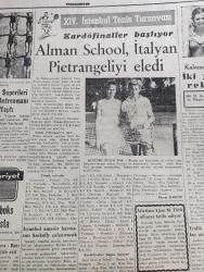Cumhuriyet Gazetesi - 19 Ağustos 1959 -  Türk Alman İktisadi Görüşmeleri  Şale Köşkünde Başladı Fotoğraf -  Başbakan Adnan Menderes Amerikaya Gidecek - 1 Lokomotif Ve 3 Vagon Sirkecide Denize Uçtu - Yüksek Askeri Şuranın Toplantısı - Ortadirek Yazan Yaşar Kemal Yazı Dizisi - Siyah Beyaz Kavgası New York'u Sarıyor - Amerika'da Şiddetli Bir Deprem Oldu - Uluç Ali Yazan Halikarnas Balıkçısı Yazı Dizisi - Köy Enstitelerine Dair Bir Amerikalının Görüşü -Film Yıldızı Rosalind Russell İyi Ki Çok Genç Evlenmedim Diyor - İstanbul Ankara Radyosu Programı - Rus Başbakanı Hrutçef De Gaulle İle Buluşmak İstiyor - Kalamış Yüzme Kupası Müsabakalarında Sevgi Duru Ve Münevver Tarım Rekor Kırdı - Galatasaraylı Suat Mamat Avrupa'dan Hasta Olarak Döndü - Tenisçi Alman Scholl İtalyan Pietrangeli'yi  Eledi - Alman İsar Su Perileri Yüzme Takımı Son Antrenmanını Yaptı - İsveç Albin Deniz Motorları - Modaspor'un Deniz Bayramı Cuma Günü - İstanbul Kulüplerarası Boks Şampiyonası 26 Ağustos'ta