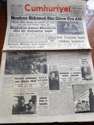 Cumhuriyet Gazetesi - 1 Mart 1951 - Adnan Menderes Hükümeti Dün Güven Oyu Aldı - Başbakan Adnan Menderes Mecliste Bütçe Müzakeresi de Vekiller İle Görüşürken Fotoğrafı - Adnan Menderes'in Meclisteki Nutku - Gelirse Vergisinin Bugün Tatbikine Başlanıyor - Birleşmiş Milletler Keşif Kolları Seul'un Dış Mahallelerine Vardılar - Kore Birliğimize Mensup Bir Kıta İleri Yürüyüş Esnasında Fotoğraf - Atatürk'ün Hemşiresi Makbule Atadan Ve Kırşehir Hadisesi Fotoğrafı - İlk Celsede Biten Müstehcen Resim Davası - Osman Nebioğlu Ve Avukatı Hakim Huzurunda - Fransız Kabinesi İstifa Etti - İstanbul'da 4 Komünist Suçlusu Yakalandı - Orhan Demirsay - Anadolu Şiiri Ve Ömer Bedrettin Uşaklı Yazan Baki Süha Edindiği - Medeni Kanunumuzda Değişiklik Yazan Ordinaryüs Profesör Sıddık Sami Onar - Şahsiyet Meselesi Yazan Burhan Felek Köşe Yazısı - İngiliz Boksörleri İstanbul'a Gelecek Fotoğrafı - Basketbol Milli Takımının Paris'e Yapacağı Seyahat - İstanbul Ankara Radyosu Programı - Parmaksız Salih Filmi