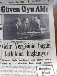 Cumhuriyet Gazetesi - 1 Mart 1951 - Adnan Menderes Hükümeti Dün Güven Oyu Aldı - Başbakan Adnan Menderes Mecliste Bütçe Müzakeresi de Vekiller İle Görüşürken Fotoğrafı - Adnan Menderes'in Meclisteki Nutku - Gelirse Vergisinin Bugün Tatbikine Başlanıyor - Birleşmiş Milletler Keşif Kolları Seul'un Dış Mahallelerine Vardılar - Kore Birliğimize Mensup Bir Kıta İleri Yürüyüş Esnasında Fotoğraf - Atatürk'ün Hemşiresi Makbule Atadan Ve Kırşehir Hadisesi Fotoğrafı - İlk Celsede Biten Müstehcen Resim Davası - Osman Nebioğlu Ve Avukatı Hakim Huzurunda - Fransız Kabinesi İstifa Etti - İstanbul'da 4 Komünist Suçlusu Yakalandı - Orhan Demirsay - Anadolu Şiiri Ve Ömer Bedrettin Uşaklı Yazan Baki Süha Edindiği - Medeni Kanunumuzda Değişiklik Yazan Ordinaryüs Profesör Sıddık Sami Onar - Şahsiyet Meselesi Yazan Burhan Felek Köşe Yazısı - İngiliz Boksörleri İstanbul'a Gelecek Fotoğrafı - Basketbol Milli Takımının Paris'e Yapacağı Seyahat - İstanbul Ankara Radyosu Programı - Parmaksız Salih Filmi