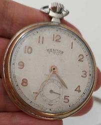 İSVİÇRE MENTOR MARKA ORİJİNAL ANTİK MUHTEŞEM BAKIMLI AKTİF KOLEKSİYONDAN ÇIKMA ALTIN KAPLAMA KURMALI KÖSTEKLİ CEP SAATİ RRR1AA1