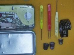 19189-KOLEKSİYONLUK VIOLET DİKİŞ MAKİNESİ MİKA KUTUSU VE İÇERSİNDEKİ MALZEMELER