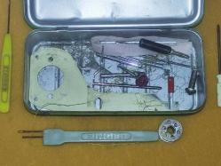 19189-KOLEKSİYONLUK VIOLET DİKİŞ MAKİNESİ MİKA KUTUSU VE İÇERSİNDEKİ MALZEMELER