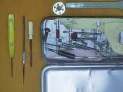 19189-KOLEKSİYONLUK VIOLET DİKİŞ MAKİNESİ MİKA KUTUSU VE İÇERSİNDEKİ MALZEMELER