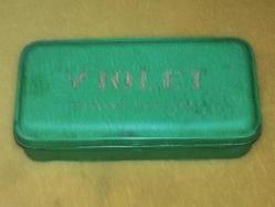 19189-KOLEKSİYONLUK VIOLET DİKİŞ MAKİNESİ MİKA KUTUSU VE İÇERSİNDEKİ MALZEMELER