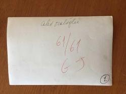 SİNEMA ve TİYATRO SANATÇISI LALE ORALOĞLU'NUN KIZI ALEV ORALOĞLU'NUN ORİJİNAL FOTOĞRAFI - 18 x 12 cm EBADINDA - ALEV ORALOĞLU MASASINDA MÜRACAATLARI KAYIT ALTINA ALIRKEN