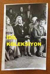 SİNEMA ve TİYATRO SANATÇISI LALE ORALOĞLU'NUN ORİJİNAL FOTOĞRAFI - 18 x 12 cm EBADINDA - LALE ORALOĞLU, ÖZTÜRK SERENGİL, CEVAT KURTULUŞ ve ALTAN KARINDAŞ AYNI KAREDELER, 1970'LERDEN