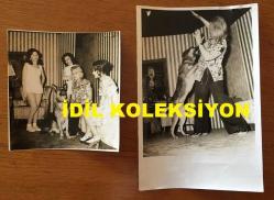 SİNEMA ve TİYATRO SANATÇISI LALE ORALOĞLU'NUN ORİJİNAL 2'Lİ FOTOĞRAF SETİ - 18 x 12 cm ve 12 x 11 cm EBADINDA - LALE ORALOĞLU TİYATRO SAHNESİNDE KIZLAR ve KURT KÖPEĞİ İLE, 10 MART 1974