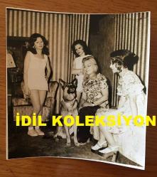 SİNEMA ve TİYATRO SANATÇISI LALE ORALOĞLU'NUN ORİJİNAL 2'Lİ FOTOĞRAF SETİ - 18 x 12 cm ve 12 x 11 cm EBADINDA - LALE ORALOĞLU TİYATRO SAHNESİNDE KIZLAR ve KURT KÖPEĞİ İLE, 10 MART 1974