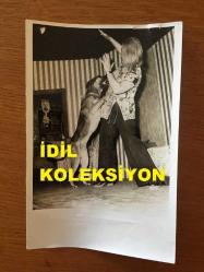 SİNEMA ve TİYATRO SANATÇISI LALE ORALOĞLU'NUN ORİJİNAL 2'Lİ FOTOĞRAF SETİ - 18 x 12 cm ve 12 x 11 cm EBADINDA - LALE ORALOĞLU TİYATRO SAHNESİNDE KIZLAR ve KURT KÖPEĞİ İLE, 10 MART 1974
