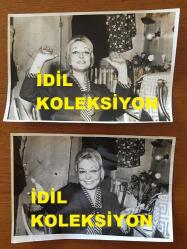 SİNEMA ve TİYATRO SANATÇISI LALE ORALOĞLU'NUN ORİJİNAL 2'Lİ FOTOĞRAF SETİ - 18 x 12 cm EBADINDA - LALE ORALOĞLU GÜLÜMSEYEREK KADRAJA POZ VERİRKEN
