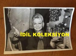 SİNEMA ve TİYATRO SANATÇISI LALE ORALOĞLU'NUN ORİJİNAL 2'Lİ FOTOĞRAF SETİ - 18 x 12 cm EBADINDA - LALE ORALOĞLU GÜLÜMSEYEREK KADRAJA POZ VERİRKEN