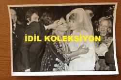 SİNEMA ve TİYATRO SANATÇISI LALE ORALOĞLU'NUN ORİJİNAL 2'Lİ FOTOĞRAF SETİ - 18 x 12 cm EBADINDA - LALE ORALOĞLU'NUN KIZI ALEV ORALOĞLU'NUN KİMYA MÜHENDİSİ MİTHAT FURTUN'LA DÜĞÜNÜNDEN 2 ÖZEL KARE, 24 ARALIK 1977
