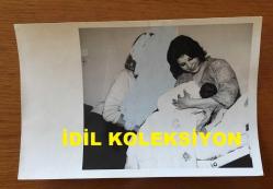 SİNEMA ve TİYATRO SANATÇISI LALE ORALOĞLU'NUN ORİJİNAL 3'LÜ FOTOĞRAF SETİ - 18 x 12 cm EBADINDA - LALE ORALOĞLU DOĞUMUNA YARDIMCI OLDUĞU SELMA ÖNAL ve BEBEĞİYLE, 1970