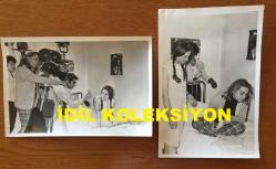 SİNEMA ve TİYATRO SANATÇISI LALE ORALOĞLU'NUN ORİJİNAL 2'Lİ FOTOĞRAF SETİ - 18 x 12 cm EBADINDA - LALE ORALOĞLU FİLM ÇEKİMLERİ SIRASINDA OYUNCU GENÇ KIZA KAMERA ARKASINDAN NE YAPACAĞI TALİMATINI VERİRKEN
