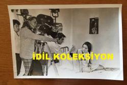 SİNEMA ve TİYATRO SANATÇISI LALE ORALOĞLU'NUN ORİJİNAL 2'Lİ FOTOĞRAF SETİ - 18 x 12 cm EBADINDA - LALE ORALOĞLU FİLM ÇEKİMLERİ SIRASINDA OYUNCU GENÇ KIZA KAMERA ARKASINDAN NE YAPACAĞI TALİMATINI VERİRKEN