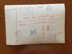 SİNEMA ve TİYATRO SANATÇISI LALE ORALOĞLU'NUN ORİJİNAL 2'Lİ FOTOĞRAF SETİ - 18 x 12 cm EBADINDA - LALE ORALOĞLU FİLM ÇEKİMLERİ SIRASINDA OYUNCU GENÇ KIZA KAMERA ARKASINDAN NE YAPACAĞI TALİMATINI VERİRKEN
