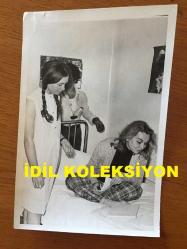 SİNEMA ve TİYATRO SANATÇISI LALE ORALOĞLU'NUN ORİJİNAL 2'Lİ FOTOĞRAF SETİ - 18 x 12 cm EBADINDA - LALE ORALOĞLU FİLM ÇEKİMLERİ SIRASINDA OYUNCU GENÇ KIZA KAMERA ARKASINDAN NE YAPACAĞI TALİMATINI VERİRKEN