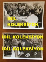 SİNEMA ve TİYATRO SANATÇISI LALE ORALOĞLU'NUN ORİJİNAL 2'Lİ FOTOĞRAF SETİ - 18 x 12 cm EBADINDA - LALE ORALOĞLU'NUN ORHAN PARLAKKAYA İLE DÜĞÜNÜNDEN ÇOK ÖZEL 2 KARE, 24 AĞUSTOS 1972