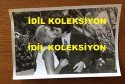 SİNEMA ve TİYATRO SANATÇISI LALE ORALOĞLU'NUN ORİJİNAL 2'Lİ FOTOĞRAF SETİ - 18 x 12 cm EBADINDA - LALE ORALOĞLU'NUN ORHAN PARLAKKAYA İLE DÜĞÜNÜNDEN ÇOK ÖZEL 2 KARE, 24 AĞUSTOS 1972
