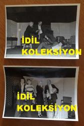 SİNEMA ve TİYATRO SANATÇISI LALE ORALOĞLU'NUN ORİJİNAL 2'Lİ FOTOĞRAF SETİ - 18 x 13 cm EBADINDA - LALE ORALOĞLU'NUN TİYATRO SAHNESİNDE ARKADAŞLARIYLA OYUN SERGİLEDİĞİ ANLARDA SIRRI ELİTAŞ'IN BIÇAK KULLANDIĞI BÖLÜMDE OYUNCU ORHAN G. YARALANDI, 22 MART 1977