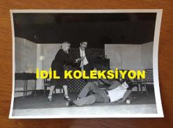 SİNEMA ve TİYATRO SANATÇISI LALE ORALOĞLU'NUN ORİJİNAL 2'Lİ FOTOĞRAF SETİ - 18 x 13 cm EBADINDA - LALE ORALOĞLU'NUN TİYATRO SAHNESİNDE ARKADAŞLARIYLA OYUN SERGİLEDİĞİ ANLARDA SIRRI ELİTAŞ'IN BIÇAK KULLANDIĞI BÖLÜMDE OYUNCU ORHAN G. YARALANDI, 22 MART 1977