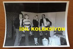SİNEMA ve TİYATRO SANATÇISI LALE ORALOĞLU'NUN ORİJİNAL 2'Lİ FOTOĞRAF SETİ - 18 x 13 cm EBADINDA - LALE ORALOĞLU'NUN TİYATRO SAHNESİNDE ARKADAŞLARIYLA OYUN SERGİLEDİĞİ ANLARDA SIRRI ELİTAŞ'IN BIÇAK KULLANDIĞI BÖLÜMDE OYUNCU ORHAN G. YARALANDI, 22 MART 1977