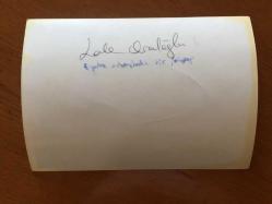 SİNEMA ve TİYATRO SANATÇISI LALE ORALOĞLU'NUN ORİJİNAL 2'Lİ FOTOĞRAF SETİ - 18 x 13 cm EBADINDA - LALE ORALOĞLU'NUN TİYATRO SAHNESİNDE ARKADAŞLARIYLA OYUN SERGİLEDİĞİ ANLARDA SIRRI ELİTAŞ'IN BIÇAK KULLANDIĞI BÖLÜMDE OYUNCU ORHAN G. YARALANDI, 22 MART 1977
