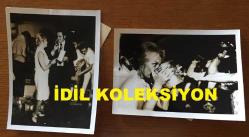 SİNEMA ve TİYATRO SANATÇISI LALE ORALOĞLU'NUN ORİJİNAL 2'Lİ FOTOĞRAF SETİ - 12 x 8,5 cm EBADINDA - LALE ORALOĞLU'NUN ANTALYA'DAKİ BİR YARIŞMADA KOVA DOLUSU BİRA İÇEREK BİRA İÇME ŞAMPİYONU OLDU ve ÖDÜL ALDI, 1971