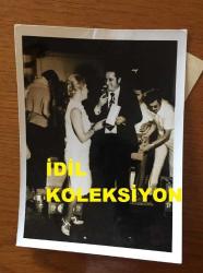 SİNEMA ve TİYATRO SANATÇISI LALE ORALOĞLU'NUN ORİJİNAL 2'Lİ FOTOĞRAF SETİ - 12 x 8,5 cm EBADINDA - LALE ORALOĞLU'NUN ANTALYA'DAKİ BİR YARIŞMADA KOVA DOLUSU BİRA İÇEREK BİRA İÇME ŞAMPİYONU OLDU ve ÖDÜL ALDI, 1971