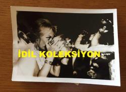 SİNEMA ve TİYATRO SANATÇISI LALE ORALOĞLU'NUN ORİJİNAL 2'Lİ FOTOĞRAF SETİ - 12 x 8,5 cm EBADINDA - LALE ORALOĞLU'NUN ANTALYA'DAKİ BİR YARIŞMADA KOVA DOLUSU BİRA İÇEREK BİRA İÇME ŞAMPİYONU OLDU ve ÖDÜL ALDI, 1971