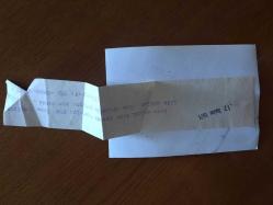 SİNEMA ve TİYATRO SANATÇISI LALE ORALOĞLU'NUN ORİJİNAL 2'Lİ FOTOĞRAF SETİ - 12 x 8,5 cm EBADINDA - LALE ORALOĞLU'NUN ANTALYA'DAKİ BİR YARIŞMADA KOVA DOLUSU BİRA İÇEREK BİRA İÇME ŞAMPİYONU OLDU ve ÖDÜL ALDI, 1971