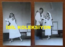 SİNEMA ve TİYATRO SANATÇISI LALE ORALOĞLU'NUN ORİJİNAL 2'Lİ FOTOĞRAF SETİ - 14 x 9 cm EBADINDA - LALE ORALOĞLU GELİNLİK GİYİP TİYARO SAHNESİNDE OYUNUNU OYNARKEN