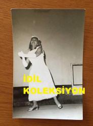 SİNEMA ve TİYATRO SANATÇISI LALE ORALOĞLU'NUN ORİJİNAL 2'Lİ FOTOĞRAF SETİ - 14 x 9 cm EBADINDA - LALE ORALOĞLU GELİNLİK GİYİP TİYARO SAHNESİNDE OYUNUNU OYNARKEN