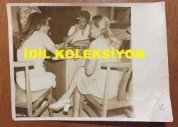 SİNEMA ve TİYATRO SANATÇISI LALE ORALOĞLU'NUN ORİJİNAL BÜYÜK BOY FOTOĞRAFI - 24 x 18 cm EBADINDA - LALE ORALOĞLU ve KIZI ALEV ORALOĞLU SOHBET EDERLERKEN